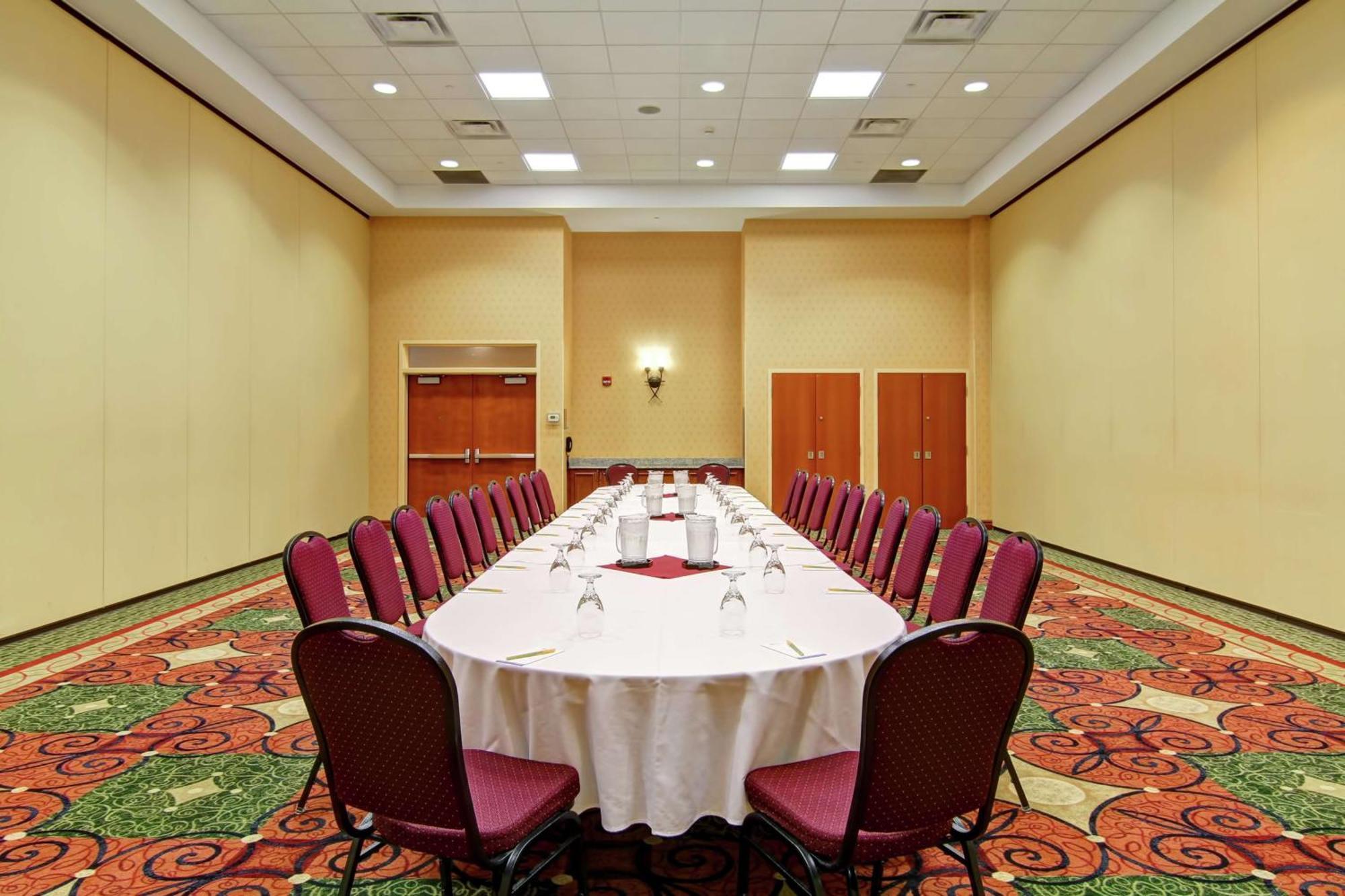 Hilton Garden Airport Hotel 3*